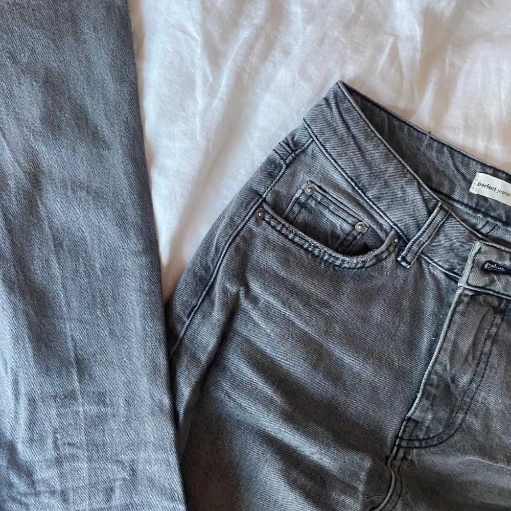  Säljer ett par Gråa mid rise Gina jeans. Inga defekter och har bara använts ett få tal gånger. Storlek 32. Jag är ca 168 lång och dom passar mig bra. Köpte för 500kr. Pris kan diskuteras.🙌🏻❤️. Jeans & Byxor.