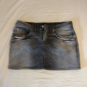 Mini jeans kjol  - Grå lågmidjad kjol❤️ midjemått 39cm, längd 30 cm