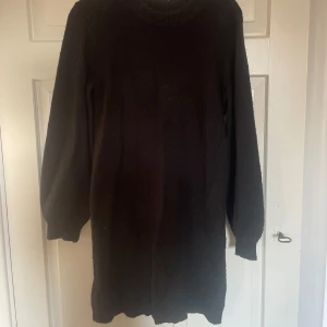 Stickad klänning - Stickad klänning från object, använd fåtal gånger och säljer då jag inte behöver den! Skriv ifall du vill ha fler bilder.