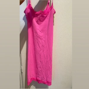 Snygg skims klänning - Helt ny och oanvänd. Skims klänningen i den populära färgen! 😍 Säljes då jag har mycket kläder och kommer inte till användning. Storlek XS men stretchig så passar säkert ni med S. Köpt på skims egna hemsida.