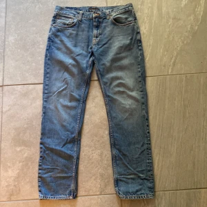 Nudie jeans W34 L32 - Säljer mina nudie jeans, har använt dom kanske 15 gånger och köpta dom på nk för 1500kr 