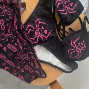 bikini  - söt bikini tvättas såklart innan ja skickar o de är inte min stil längre så säljer o de är som en liten genomskynlig kjol till som man kan ha på stranden över nederdelen