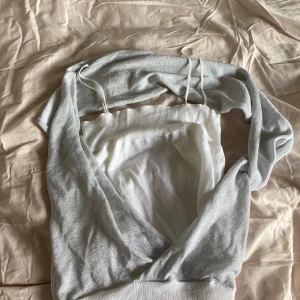 Linne - Linne från Bay (storlek S) med glitter detalj som är som en scarf man lägger runt nacken. 