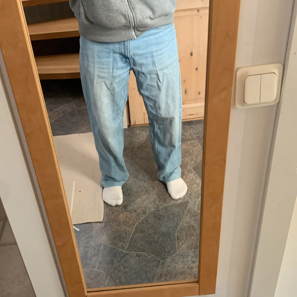 Ljusblaå jeans av märket Bershka. Söljee för inte används längre. Storleken är i EURO 38. och W 30 L30. Fast jag har sytt upp dem så innerbenet är 72cm på båda benen. Om inte priset passar kom med bud. Köper du mer från mig blir det billigare. Jeans & Byxor.