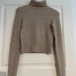 Stickad tröja  - Jättefin stikad tröja från bershka, kortare i modell, sitter tight så hade sagt att det är mer en S/XS💕
