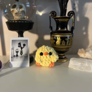 Gul virkad kycklingfigur - En supergullig liten gul virkad kyckling med svarta ögon och orange näbb och fötter. Perfekt som dekoration eller present! 🐥