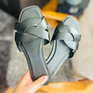 Supersnygga sandaler från h&m strl 37 - Köpte i somras, har typ gått i till ica i dem 1 gång så de är i princip aldrig använda! Storlek 37