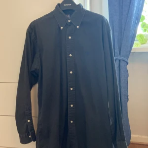 Ralph Lauren Skjorta  - Säljer nu min Ralph Lauren skjorta då den aldrig kommer till användning. Storleken är S, men den är lång så den sitter som M/L.  Den är lite tjockare så passar dunder till hösten! Perfekt skick! Skriv vid minsta funderingar!