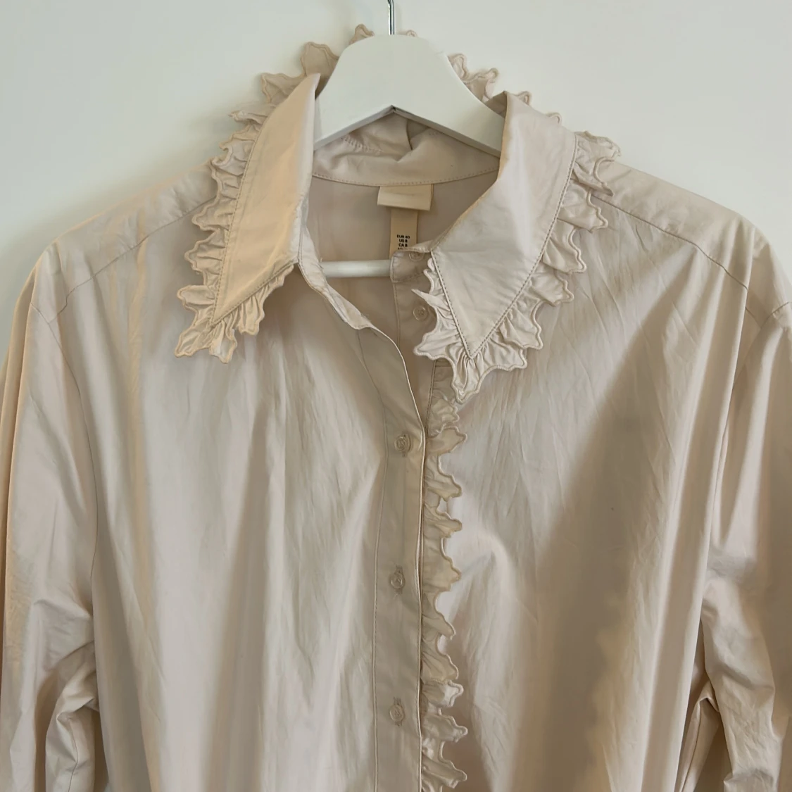 Beige byxdress med volangdetaljer - 90