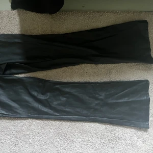 Skinn byxor  - Bootcut skinnbyxor i storlek S! Jätte fint skick.