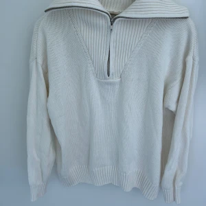 Stickad tröja - Stickad tröja med half zip och krage