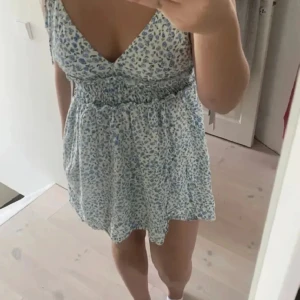 Klänning ifrån zara - Superfin klänning ifrån zara! Pris kan diskuteras vid snabb affär👐🏻