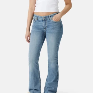 Low waist jeans - Low waist jeans, ljusblå från Junkyard. Modellen heter ”Bootcut low jeans”. Helt nya med prislapp kvar. Säljer de även i mörkblå och grå💙