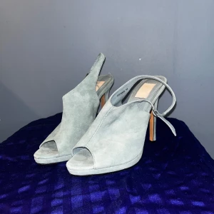 Klackskor - Nelly White Lable - Ljusblåa suade klackskor i storlek 38 Näst intill inget slitage alls på dom