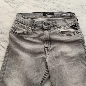 Grå Replay Jeans Modell Thad - Snygga killjeans. Bra skick. Knappt använda. Passar 12-13 år