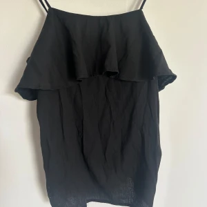 Svart blus  - Svart blus i jättefint skick. Sparsamt använd. Strl S! 