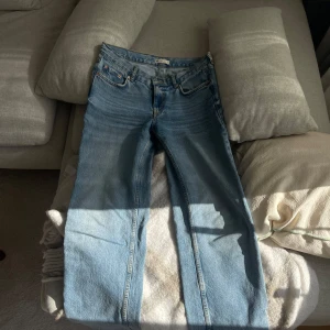 Low waist straight jeans, Gina, 36 - Ett par low waist straight jeans från Gina Tricot i storlek 36. Nypris 500:- men säljer för 150:-. Använd flertalet gånger.   Köparen står för frakten och det går ej att returnera💙