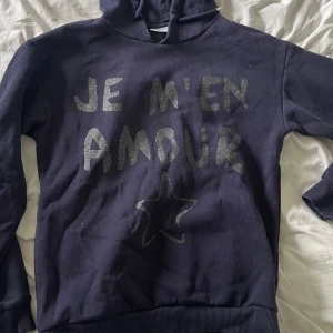 Huddie  - Huddie från Gina tricot ”Young” mörkblå storlek 158/164 är 172 så den är bra i längden på armarna. Jätte varm och skönt till hösten 