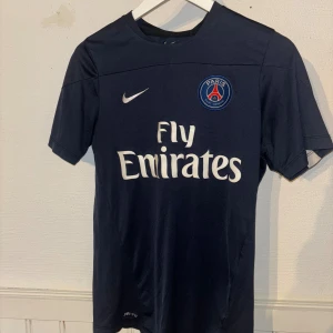 PSG Tshirt  - PSG tshirt i väldigt bra skick, finns tecken på användning men inga skador eller sönder på något sätt Storlek M (kan även passa S) Säljer pga att den är för liten för mig