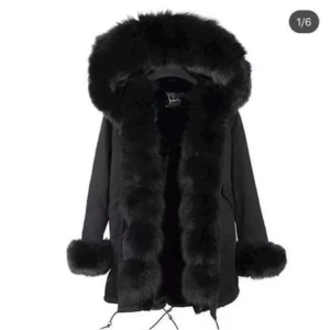 Jacka - Hej! Nu säljer jag min parka (nypris 4000) i äkta päls. Storlek M men passar s och L perfekt!. Den är använd och har få tecken på användning. Skickar gärna fler bilder och videor ☺️ kan gå ner i pris vid snabba och seriösa köpare ❤️👍