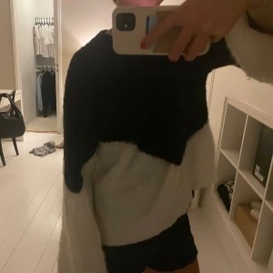 Stickad tröja  - Sååå fin från andotherstories väldigt eftertraktad💝🥹🧸