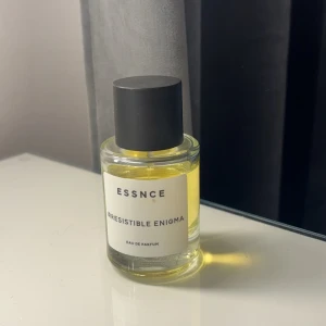 Essnce parfym  - Irresistible Enigma från Essnce, den som är inspererad att lukta som Prada paradoxe parfymen. Nypris 360