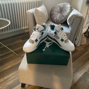 Jordan 4 oxidize green  - Hej säljer nu mina fina Jordan 4 oxidize green i storlek 43, fint skick minst 8,5/10. Låda, papper finns har kvar order bekräftelsen från snkrs också, garanterar att de är äkta. Inte satt något fast pris så kom med bud! Ha de fint/ Adam 