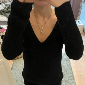 Svart stickad tröja  - Svart stickad tröja i fint skick. Kan varken hitta märke eller storlek men skulle säga S eller M. Använd gärna köp nu!