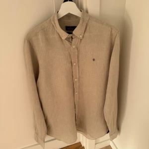 Linneskjorta Morris - Beige linneskjorta från Morris i storlek M med button down-krage. Nypris 1299 kr.