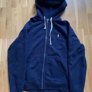 Ralph Lauren Hoodie - Ralph Lauren Hoodie Färg:Blå Skick:Suverän! Storlek:L Pris:850(Pris kan diskuteras)