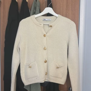 Kofta  - Vit kofta från zara med guldknappar  Knappt använd 