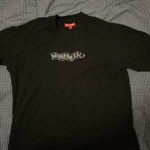 Supreme tisha  - Säljer, en supreme tisha från förra årets a/w kollektion. Har använt den två-tre gånger. Den är large men passar som xl  
