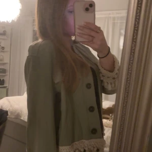 Höst/vårjacka - Säljer denna superduper fina höst/vår jackan. Älskar den men ska nu flytta och måste göra mig av med en del.. Använd ett fåtal gången så den är som ny! 