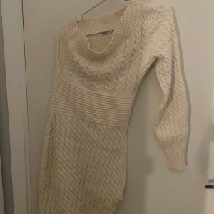 vinterklänning - Väldigt bra skick, aldrig använt ute endast på en julfest hemma. Väldigt skön och nekväm men inte min stil längre. Strlk S men passar även M