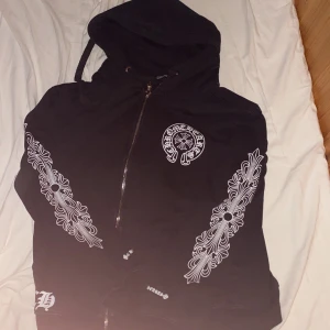 Chrome hearts Hoodie  - 10/10 skick nästan aldrig använd  Inga håll eller fläckar  Mer bilder vid intresse  Även pris kan ändras vid snabb affär  Kan sälja bundle med byxorna för 1200kr Skriv gärna om ni har frågor  