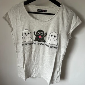 Ljusgrå t-shirt - Ljusgrå t-shirt med tryck från NewYorker. Använd fåtal gånger. Storlek S och är normal i storleken. 