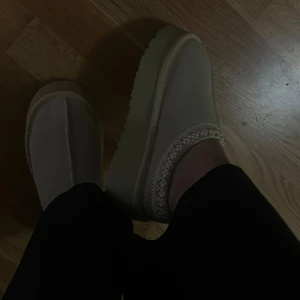 Snygga tofflor Stl 37/38 - Helt nya! Passar Stl 37-37,5 (och en liten 38:a) super fina liknar Uggs tofflorna 😍✨🙌🏽🍂🍁