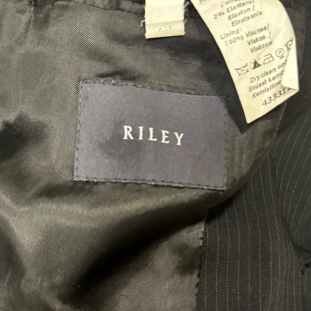 Riley perfect condition  Nearly not use  stylish suit jacket  dark gray with fine stripes jacket classic fit  perfect for both everyday use and  parties Size 46. Kostymer.