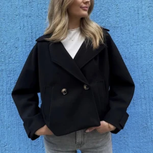 Kort kappa  - Kort svart kappa från missäy 