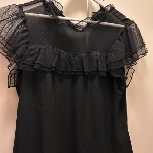 Topp Shein - Säljer denna svarta spets topp ifrån SHEIN, rätt så bra kvalite och aldrig använd. Storlek M