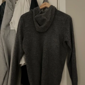 Cashmere/marino ull hoodie - Väldigt bra skicka då inte använd pga för stor. Priset ej hugget i sten.