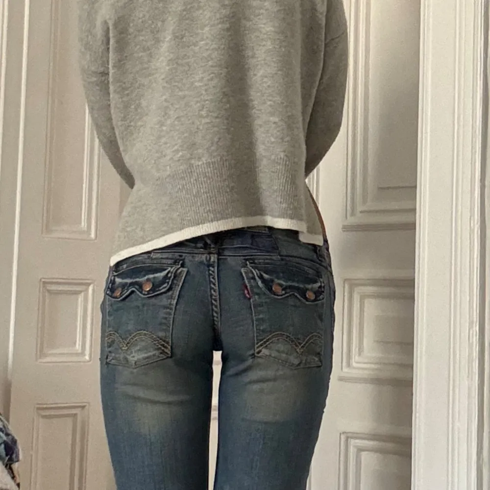 Lowwaist vintage jeans från Levis! As balla och mina favoriter som är bootcut men börjar bli lite små på mig:( 26x32!💘. Jeans & Byxor.