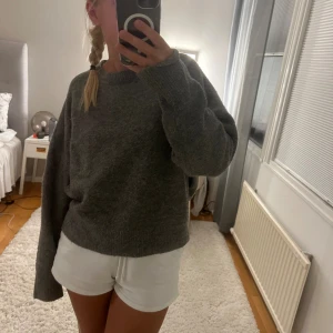 grå tröja  - Grå mysig tröja som inte sticks, perfekt nu till skolstart och till vardags nu till hösten☺️ 
