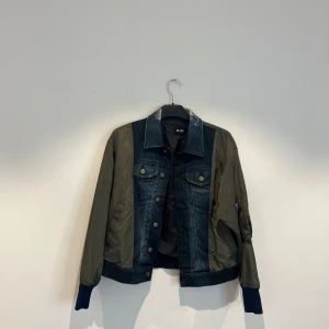 Bomberjacka  - Bomberjacka med denimdetaljer 