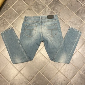 Tiger of Sweden jeans - Säljer nu ett par tiger of sweden jeans 💯 | Skick: 10/10⭐️ | Storlek: 33/32📏| Pris: 399kr 💰 (diskuterbart) Hör av er vid minsta fundering!