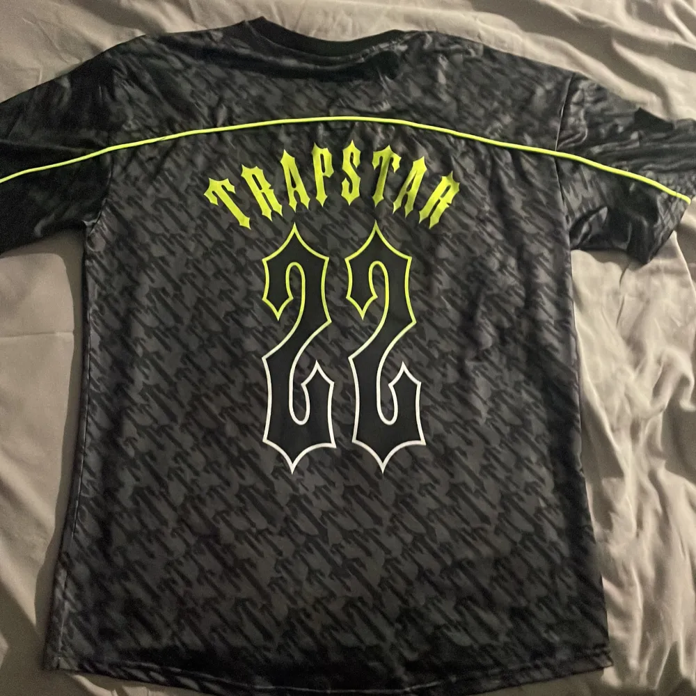 Säljer nu min trapstar jersey som aldrig är använd på grund av att den är stor på mig det är S men sitter som M den är väldigt fin och har inga defekter skriv i dm vid fler frågor skick 10/10. T-shirts.