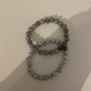 4x armband - I det här kittet får du 4 stycken armband till ett rimligt pris. Du kan dela med t.ex kompis flickvän eller annan nära.