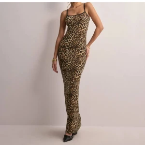 Leopard klänning - Säljer denna fina leopard klänning då den inte kommer till användning. Den är som ny, har använt 2 gånger 