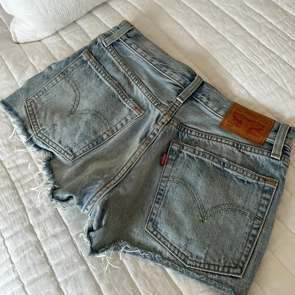 Säljer så fina Levi's low waist jeansshorts i världens finaste jeansfärg. Shortsen har en jättefin ”slitning” på ena sidan. Levi's 501 i W24 vilket jag skulle säga är XXS ungefär. Säljer då dem har blivit för små för mig…. Shorts.