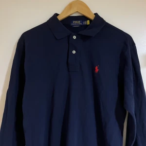 Polo ralph lauren långärmad piké  - Hej Säljer min polo tröja piké  i storlek M men passar även S. slim Den har inga defekter, den är sparsamt använd. Passar bra till alla årstider. Skriv ifall ni har några frågor så är det bara att dma. Först till kvarn😊